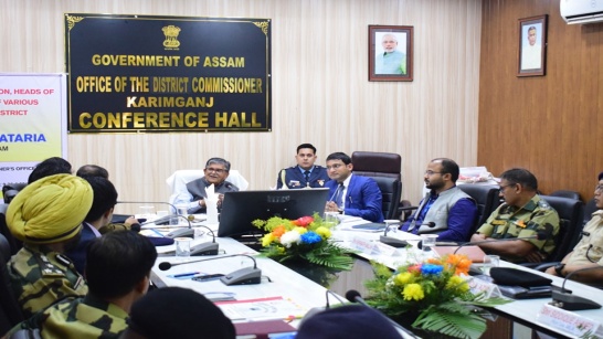 আজ ২৪শে ফেব্রুয়ারি, শনিবার করিমগঞ্জ জেলা আয়ুক্ত কার্যালয়ের সভাকক্ষে আসামের মাননীয় রাজ্যপাল গুলাব চাঁদ কাটারিয়া মহাশয়ের সভাপতিত্বে এবং জেলা আয়ুক্ত মৃদুল যাদব মহাশয় সহ জেলার সকল বিভাগীয় আধিকারিকদের উপস্থিততে করিমগঞ্জ জেলার বিভিন্ন চলমান উন্নয়নমূলক কাজের পাশাপাশি জেলার আইন-শৃঙ্খলার উপর এক গুরুত্বপূর্ণ পর্যালোচনা সভা অনুষ্ঠিত হয়।