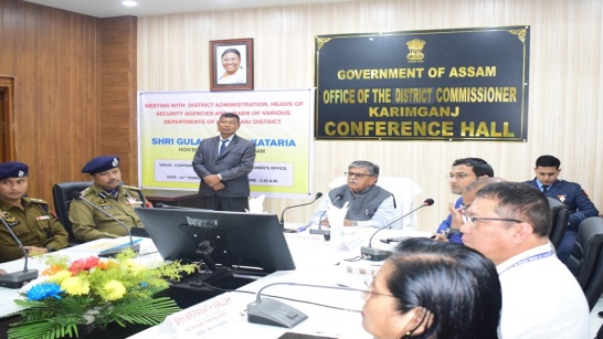 আজ ২৪শে ফেব্রুয়ারি, শনিবার করিমগঞ্জ জেলা আয়ুক্ত কার্যালয়ের সভাকক্ষে আসামের মাননীয় রাজ্যপাল গুলাব চাঁদ কাটারিয়া মহাশয়ের সভাপতিত্বে এবং জেলা আয়ুক্ত মৃদুল যাদব মহাশয় সহ জেলার সকল বিভাগীয় আধিকারিকদের উপস্থিততে করিমগঞ্জ জেলার বিভিন্ন চলমান উন্নয়নমূলক কাজের পাশাপাশি জেলার আইন-শৃঙ্খলার উপর এক গুরুত্বপূর্ণ পর্যালোচনা সভা অনুষ্ঠিত হয়।